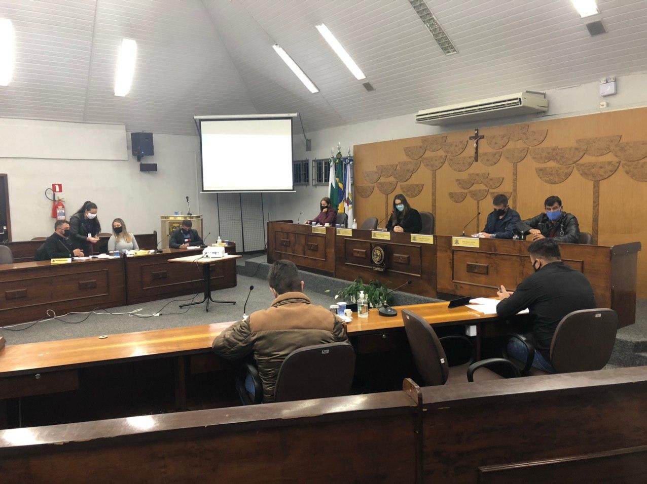 Câmara encerra sessão plenária após aglomeração de manifestantes