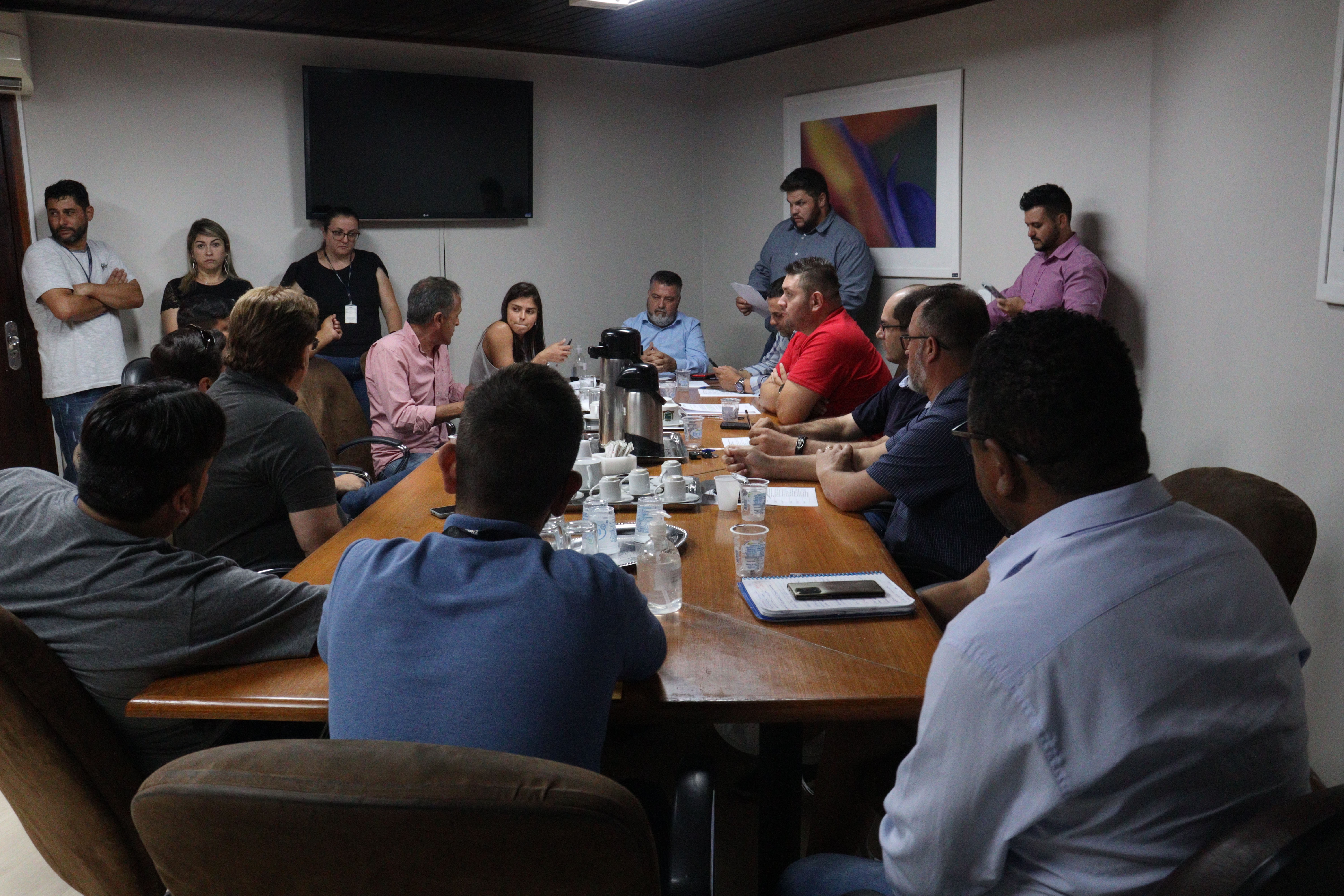 Vereadores se reúnem com equipe da Cohab para tratar sobre doação de terrenos